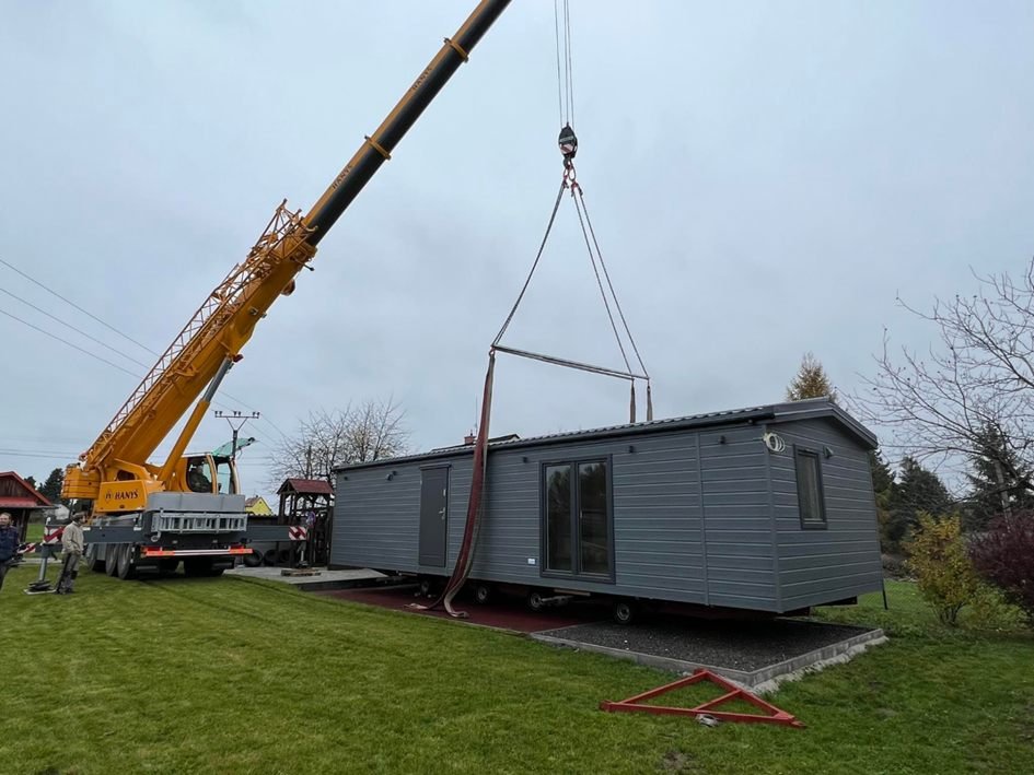 Usadenie mobilného domu pomocou autožeriavu