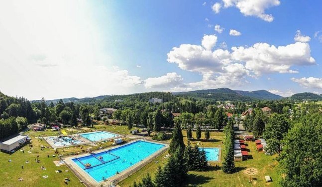 Výhľad na bazén a prírodu